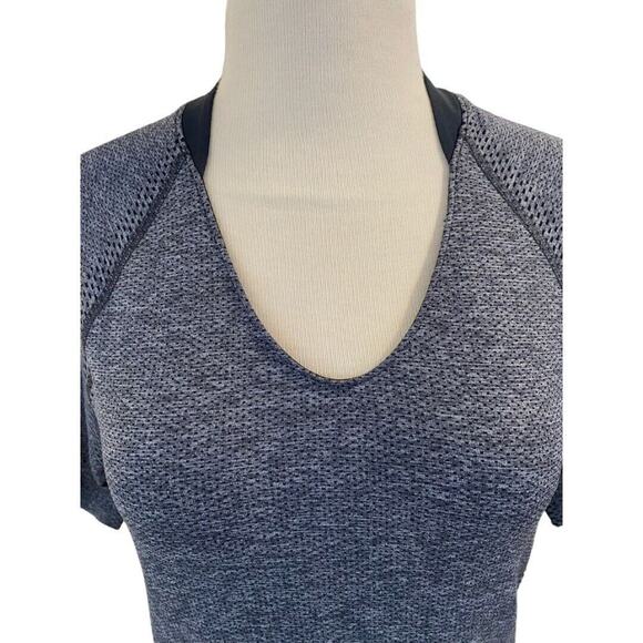 Medium Under Armour Scoop Neck Short Sleeve Performance Shirt Athleticwear - Picture 2 of 6